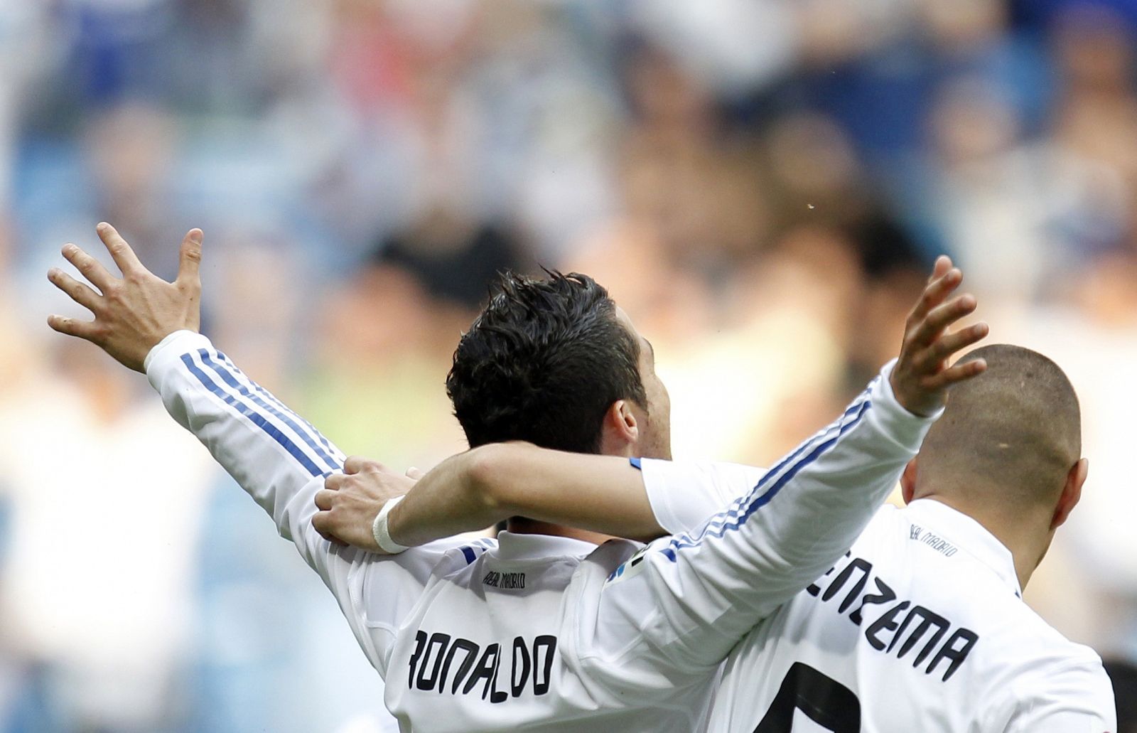 El delantero del Real Madrid, Cristiano Ronaldo, celebra su último gol en Liga esta temporada 10/11.