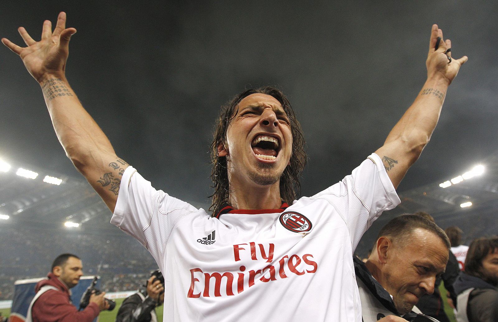 Zlatan Ibrahimovic celebra el título de la liga italiana conseguido con el Milán, su actual equipo.