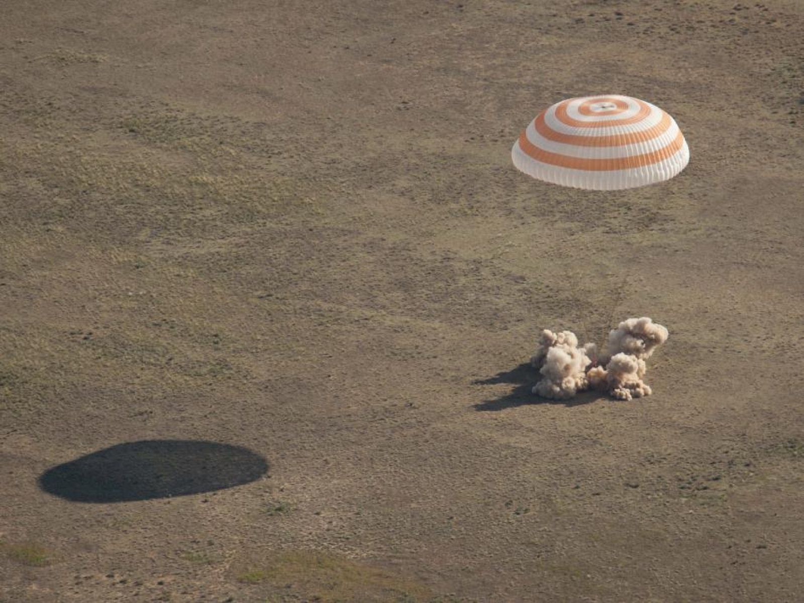 La Soyuz ha tomado tierra sin problemas en la estepa de Kazajistán