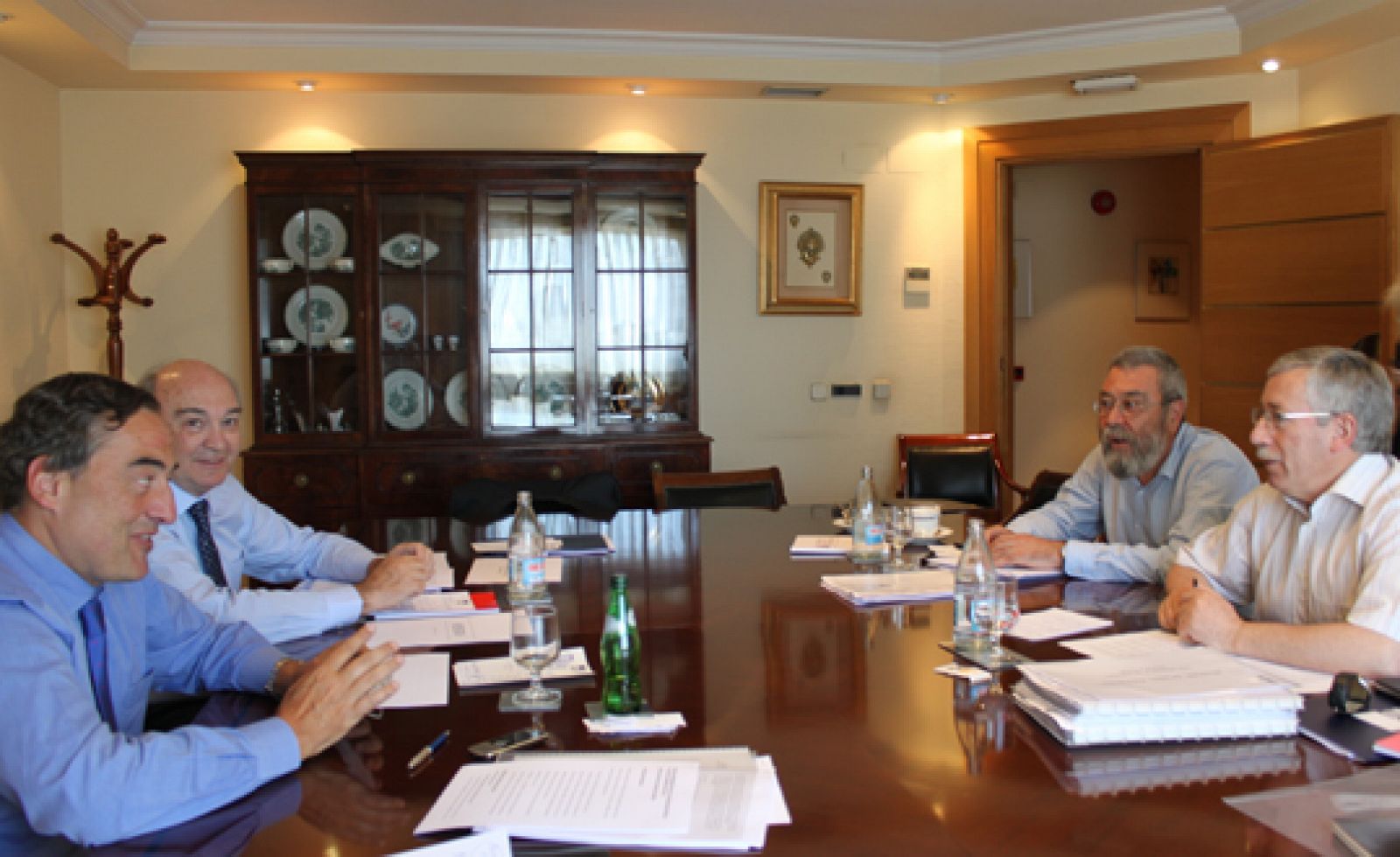 Imagen de la reunión matenida este martes por los líderes sindicales y patronales: de izquierda a derecha, el presidente de la CEOE, Juan Rosell, el secretario general de la patronal, José María Lacasa, el secretario general de CC.OO., Igancio Fernández Toxo, y el de UGT, Cándido Méndez.