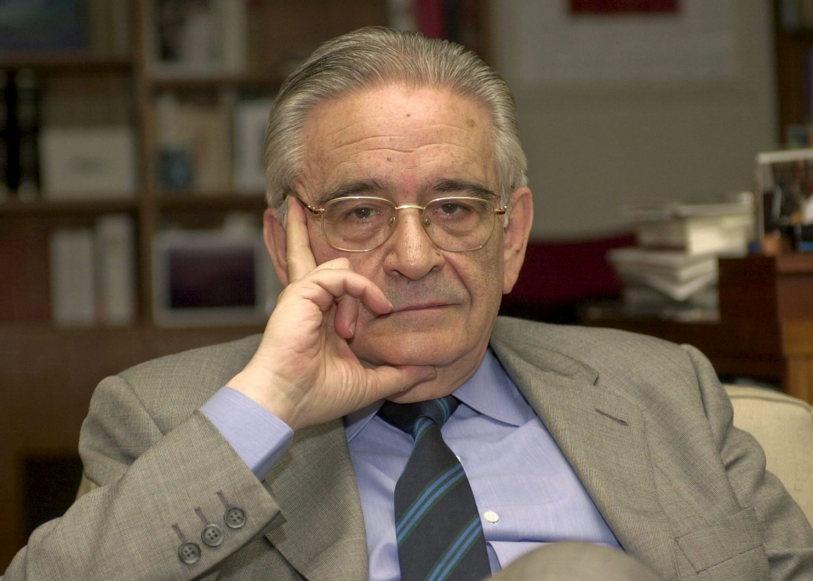 Fotografía de archivo del 31/05/03 del exgobernador del Banco de España Luis Ángel Rojo que ha fallecido hoy a los 77 años