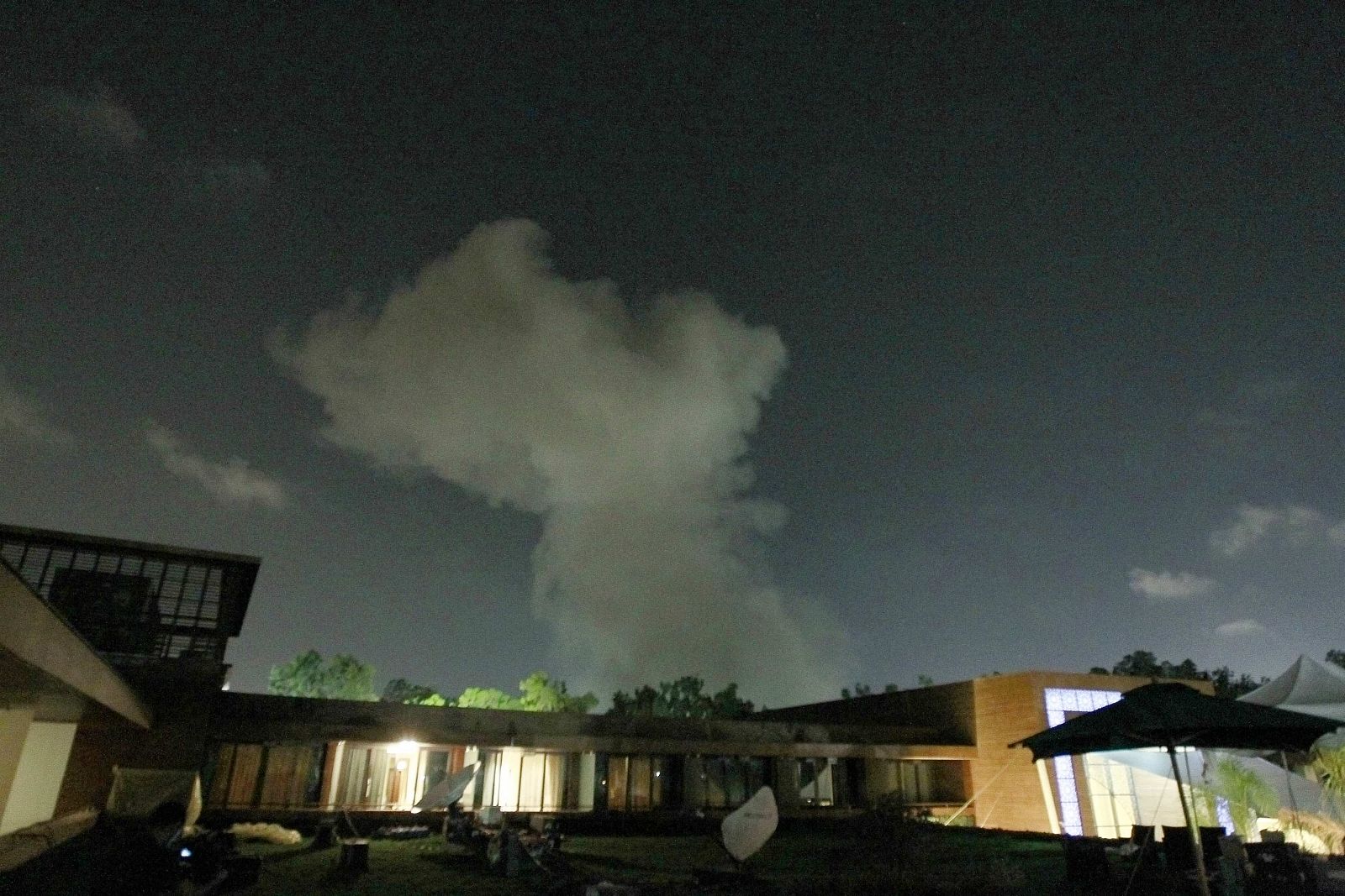 Una colmuna de humo se ha podido divisar tras los bombardeos de la OTAN sobre Trípoli