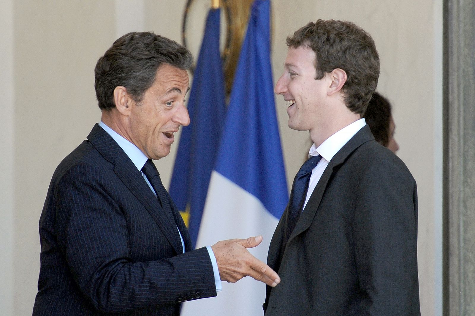 El fundador de Facebook, Mark Zuckerberg, a su llegada al encuentro con el presidente francés, Nicolas Sarkozy en el marco de la cumbre del 'G8 de internet'.