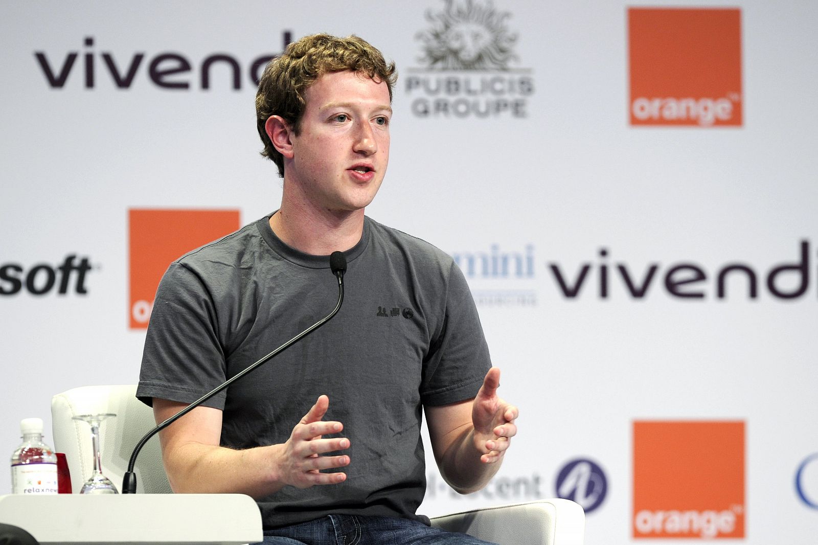 El fundador y CEO de Facebook durante la charla de clausura del eG8 en París.