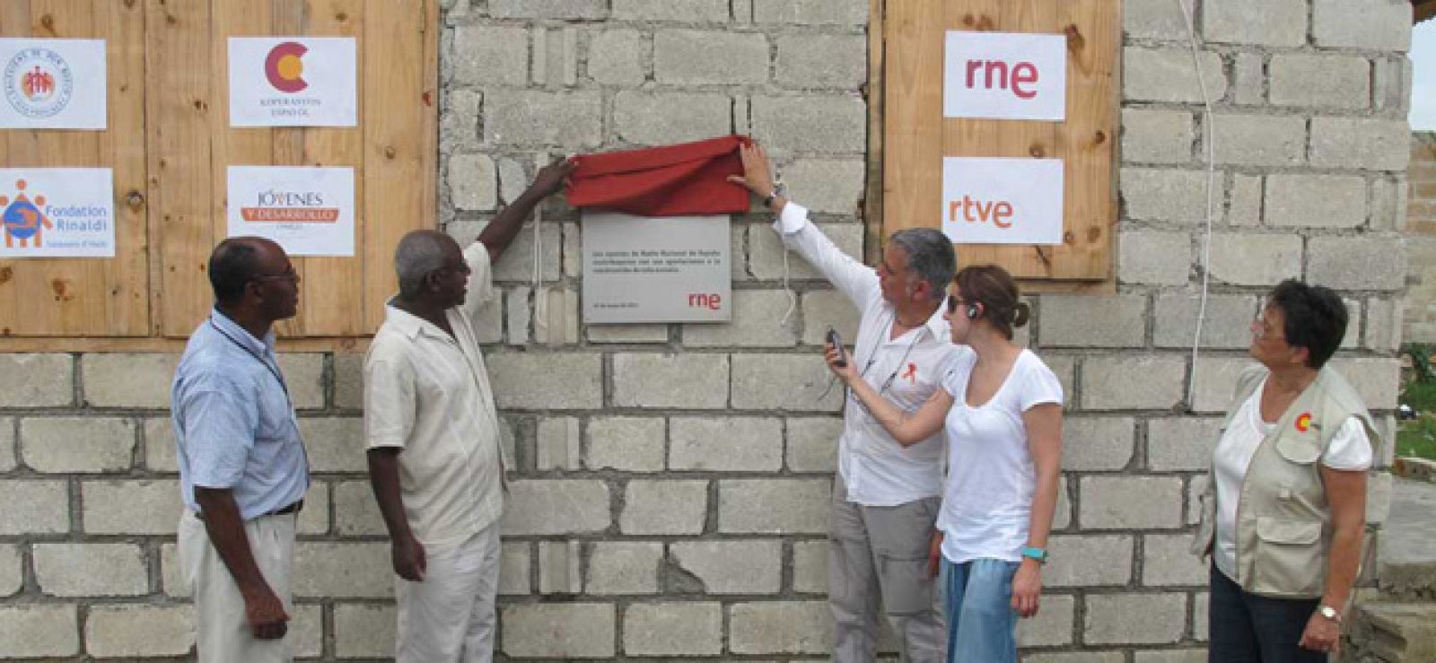 Juan Ramón Lucas descubre la placa de RNE en el colegio de Gressier, Haití.