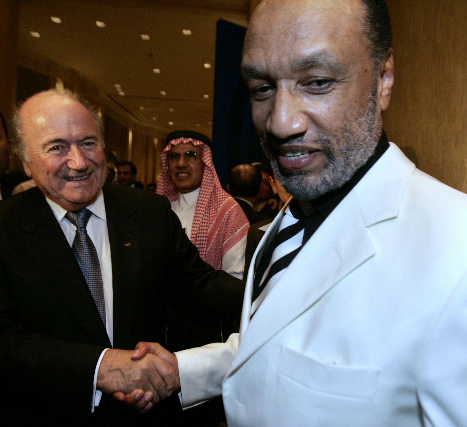 El presidente de la FIFA, Blatter, saluda a Bin Hamman, miembro del Comité Ejecutivo del mismo organismo, en una imagen de archivo.