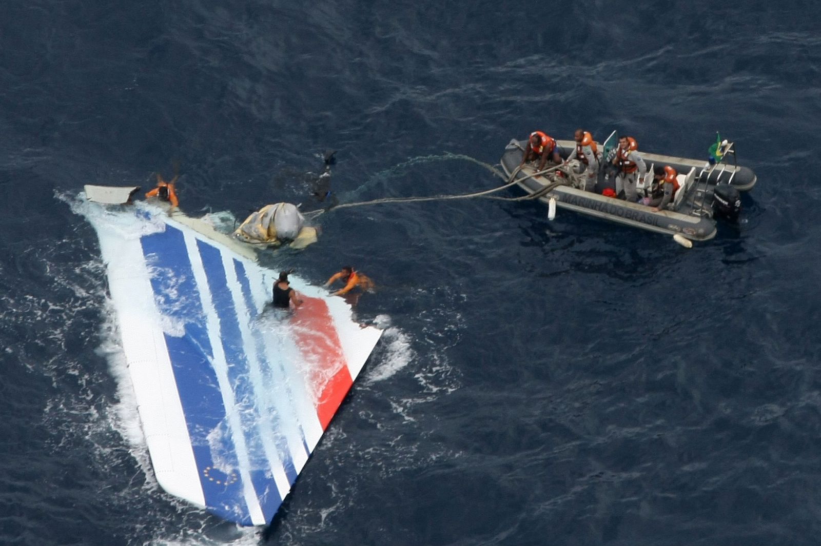 La Armada brasileña recoge la cola del Airbus A330 del vuelo de Air France AF447 del Océano Atlántico.