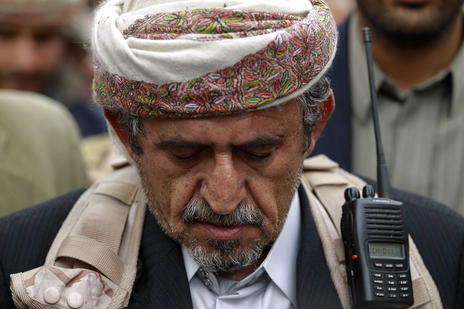 El líder tribal Sadiq al-Ahmar, durante la oración por los caídos en los combates de esta semana.