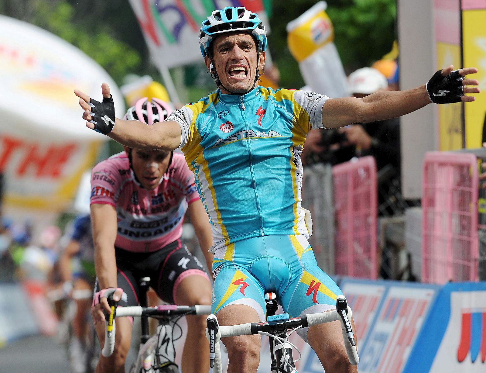 El ciclista italiano Paolo Tiralongo, del Astana, se impone al español Alberto Contador en la decimonovena etapa del Giro de Italia.