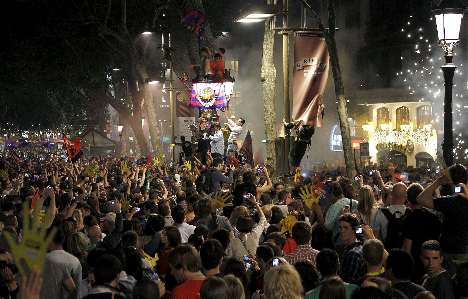 Miles de aficionados celebran el triunfo del Barça en la fuente de Canaletas