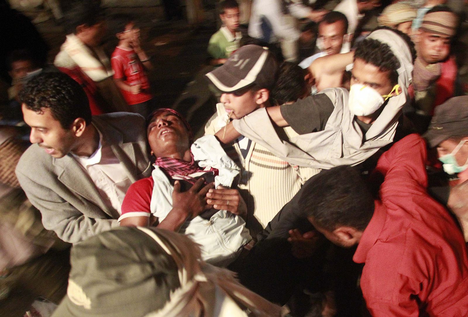 Un grupo de opositores traslada a un manifestante herido durante una protesta contra el régimen en la ciudad yemení de Taiz.