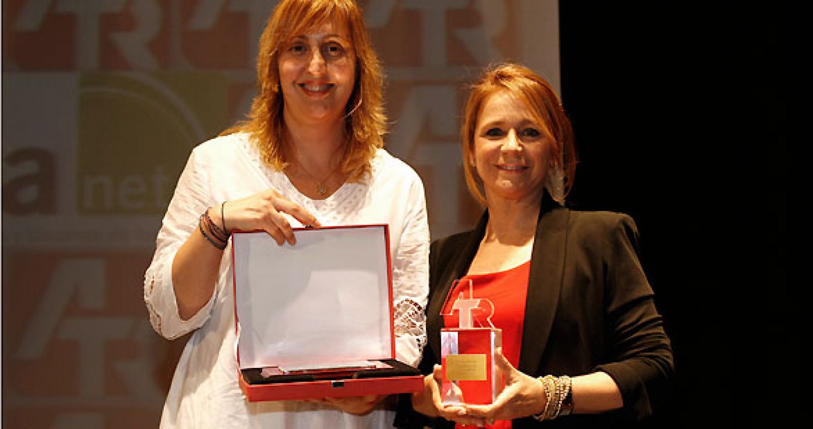 Elena Sánchez Caballero (derecha), defensora del espectador, el oyente y el internauta de RTVE, posa con el premio a la Comunicación otorgado por la Agrupación de Telespectadores y Radioyentes. A la izquierda, Elena Sánchez Pérez sostiene el galardón iCmedia concedido a La 2 por los mejores contenidos culturales.