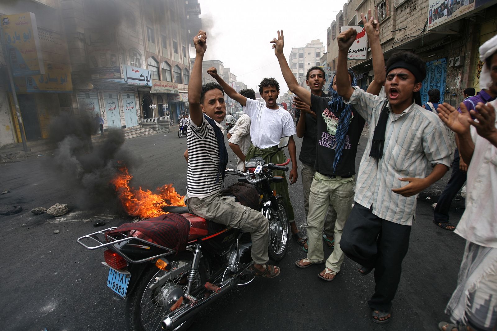 Jóvenes yemeníes gritan contra el presidente