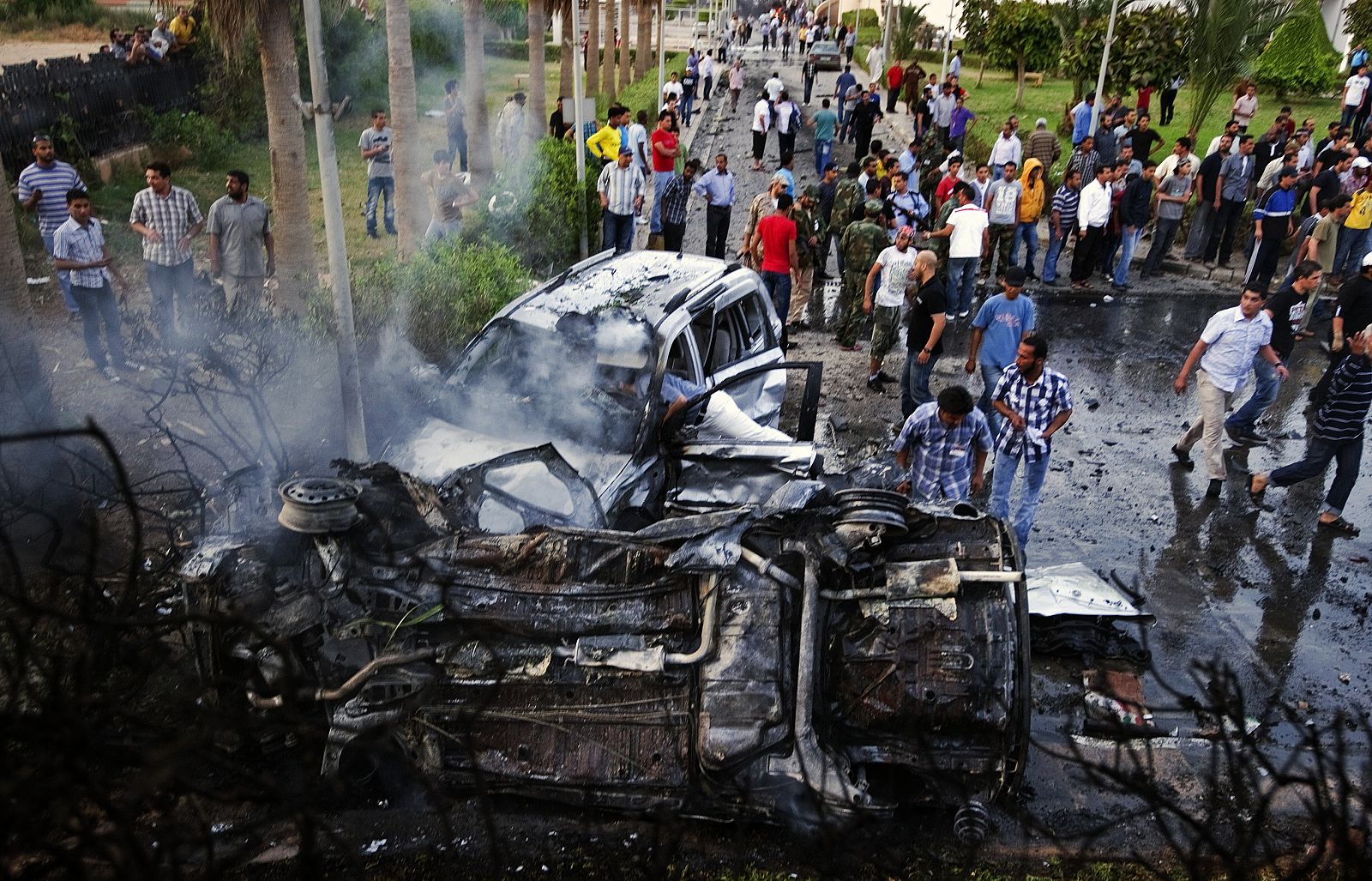 El coche bomba ha quedado completamente calcinado frente al hotel Tibesti en Bengasi.