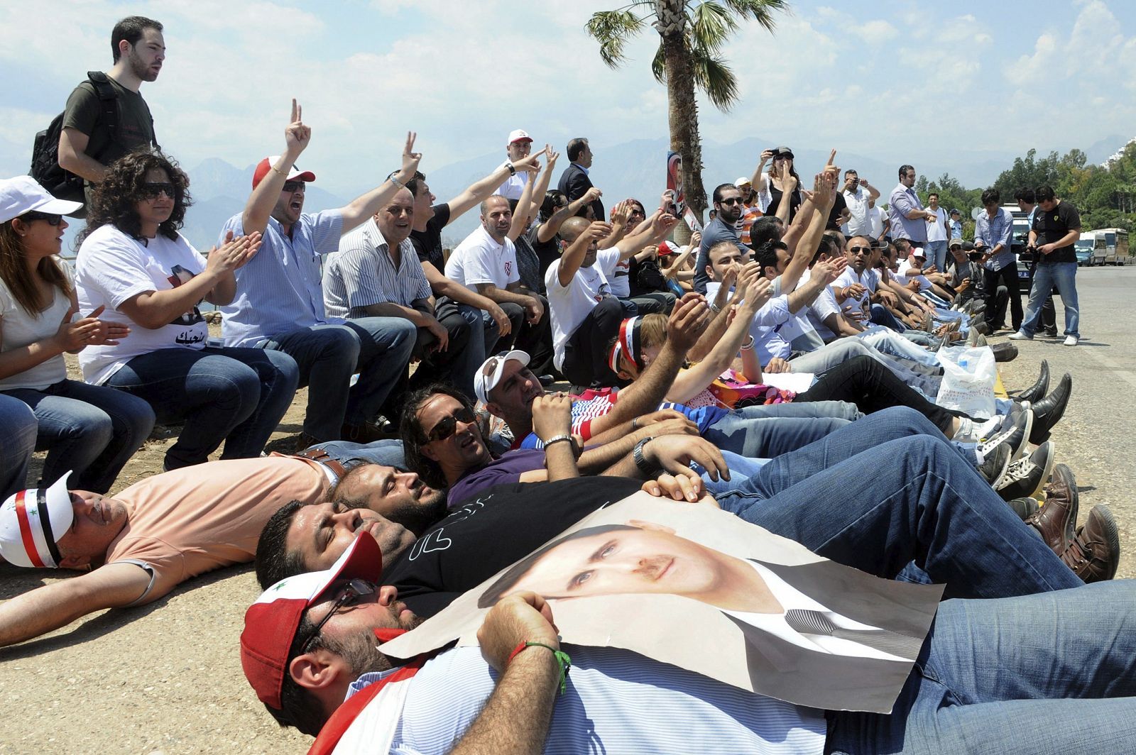 Simpatizantes del presidente sirio, Bachar al Asad, corean consignas en contra de los opositores en Antalya (Turquía).