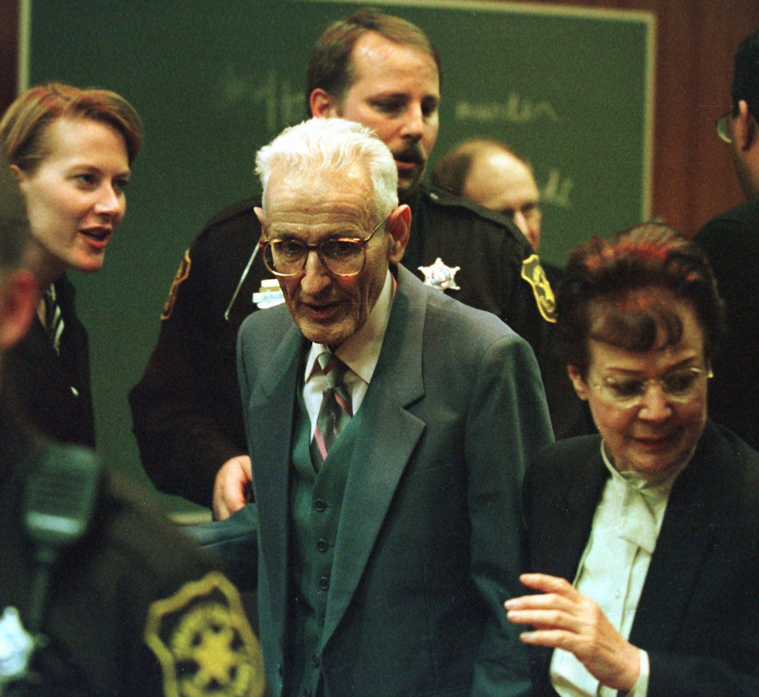 Imagen de Kevorkian tomada en 1999, a la salida del juicio por ayudar a morir a un enfermo terminal.