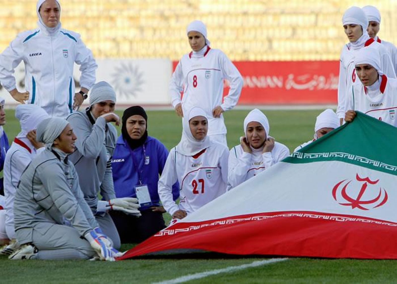 Jugadoras de la selección iraní de fútbol antes de su encuentro frente a Jordania de la fase de clasificación para los próximos Juego Olímpicos.