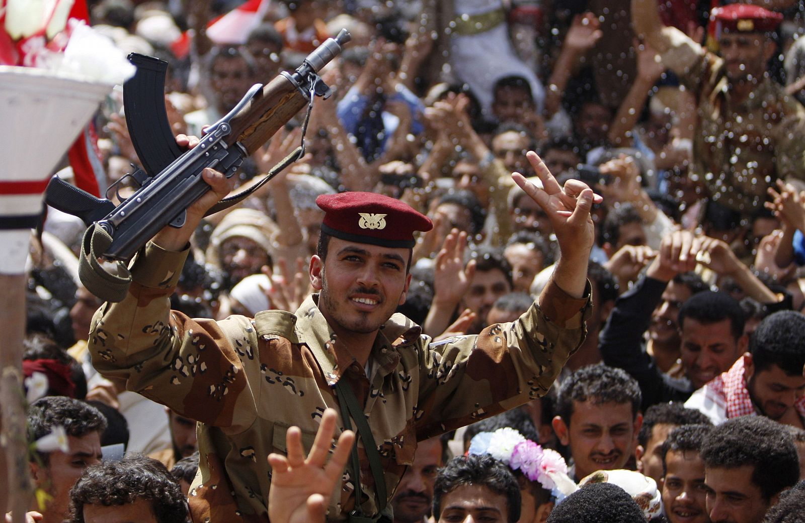 Miles de personas celebran la salida del presidente yemení