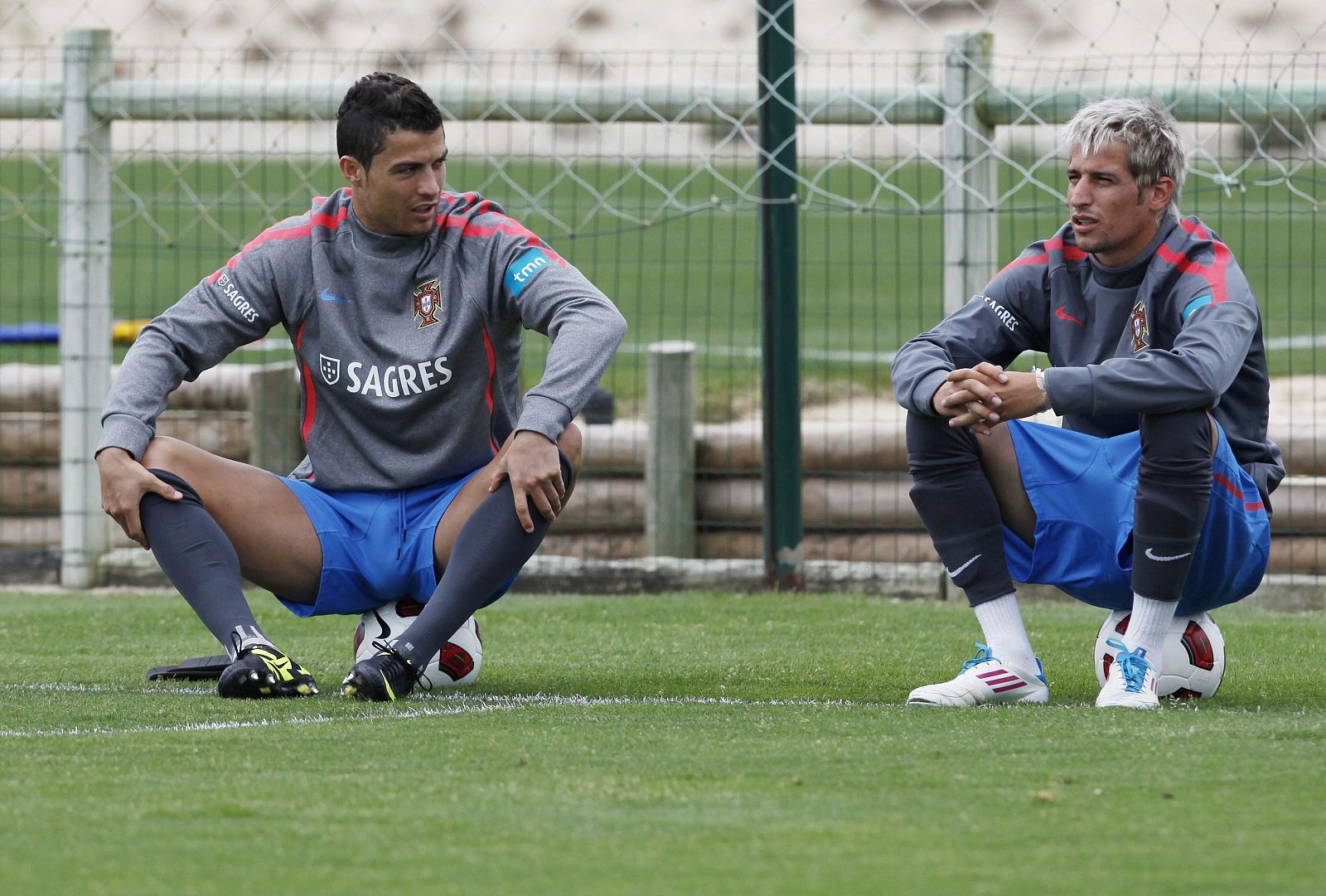 El lateral izquierdo Fábio Coentrao habla con Cristiano Ronaldo durante un entrenamiento de la selección nacional portuguesa.