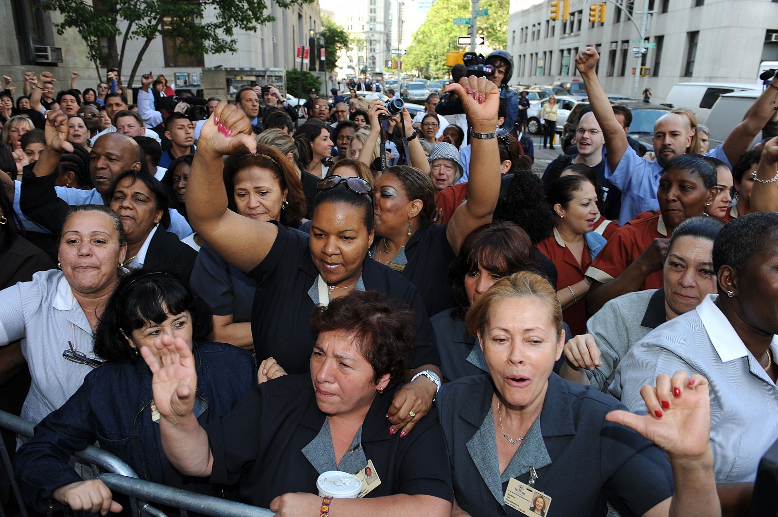 Decenas de mujeres vestidas de camareras de hotel se han manifestado en el tribunal de Nueva York en que comparecía DSK para pedir Justicia.