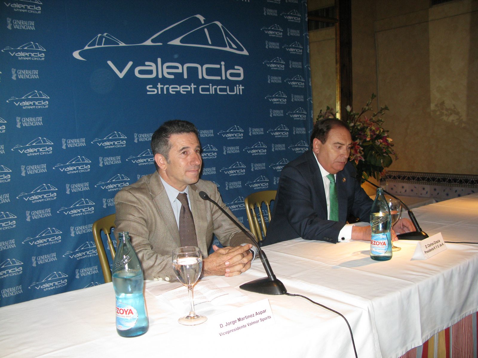 El vicepresidente de Valmor Sports, Jorge Martínez Aspar, y el presidente de la Federación Española  de Automovilismo, Carlos Gracia, en rueda de prensa.