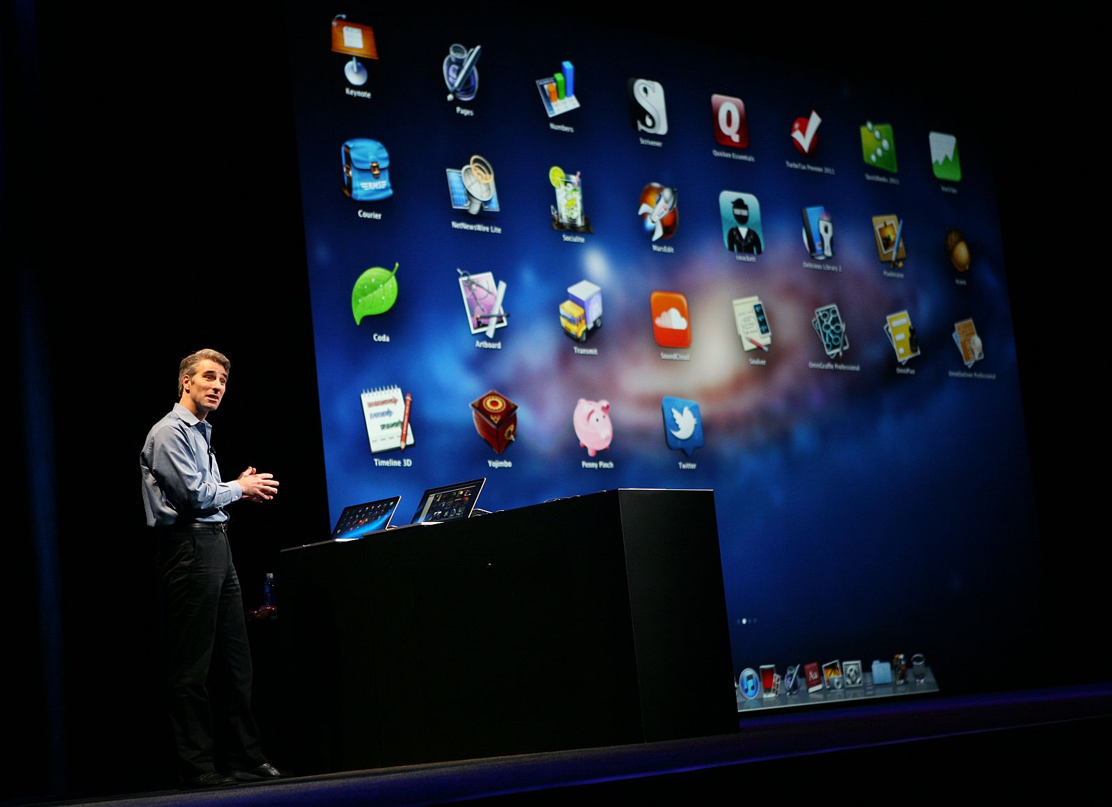Craig Federighi durante la presentación de Mac OS X Lion