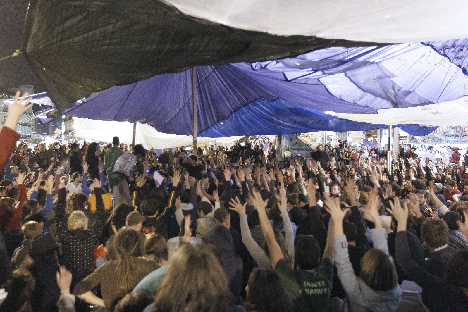 Cientos de 'indignados' durante la asamblea en la que han acordado levantar la acampada de la madrileña Puerta del Sol.