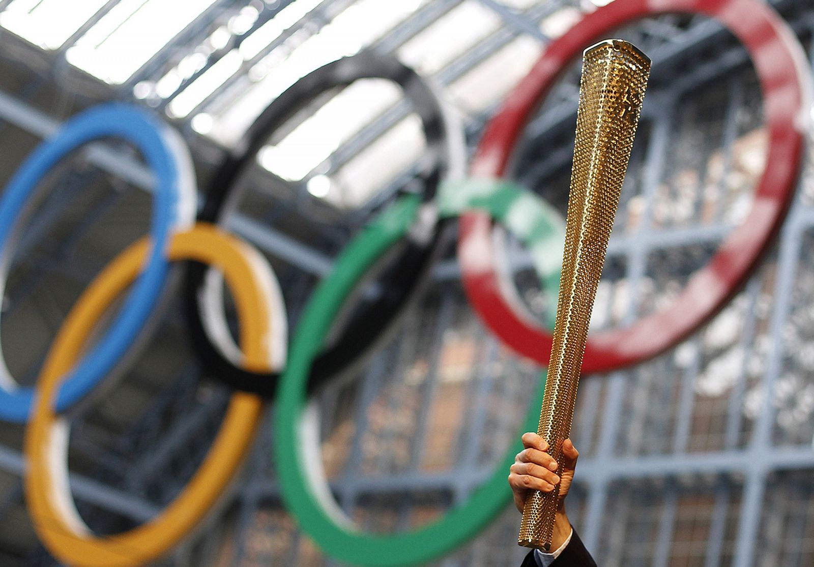 La antorcha olímpica de los Juegos de Londres 2012 se ha presentado en la estación de St. Pancras en la capital.