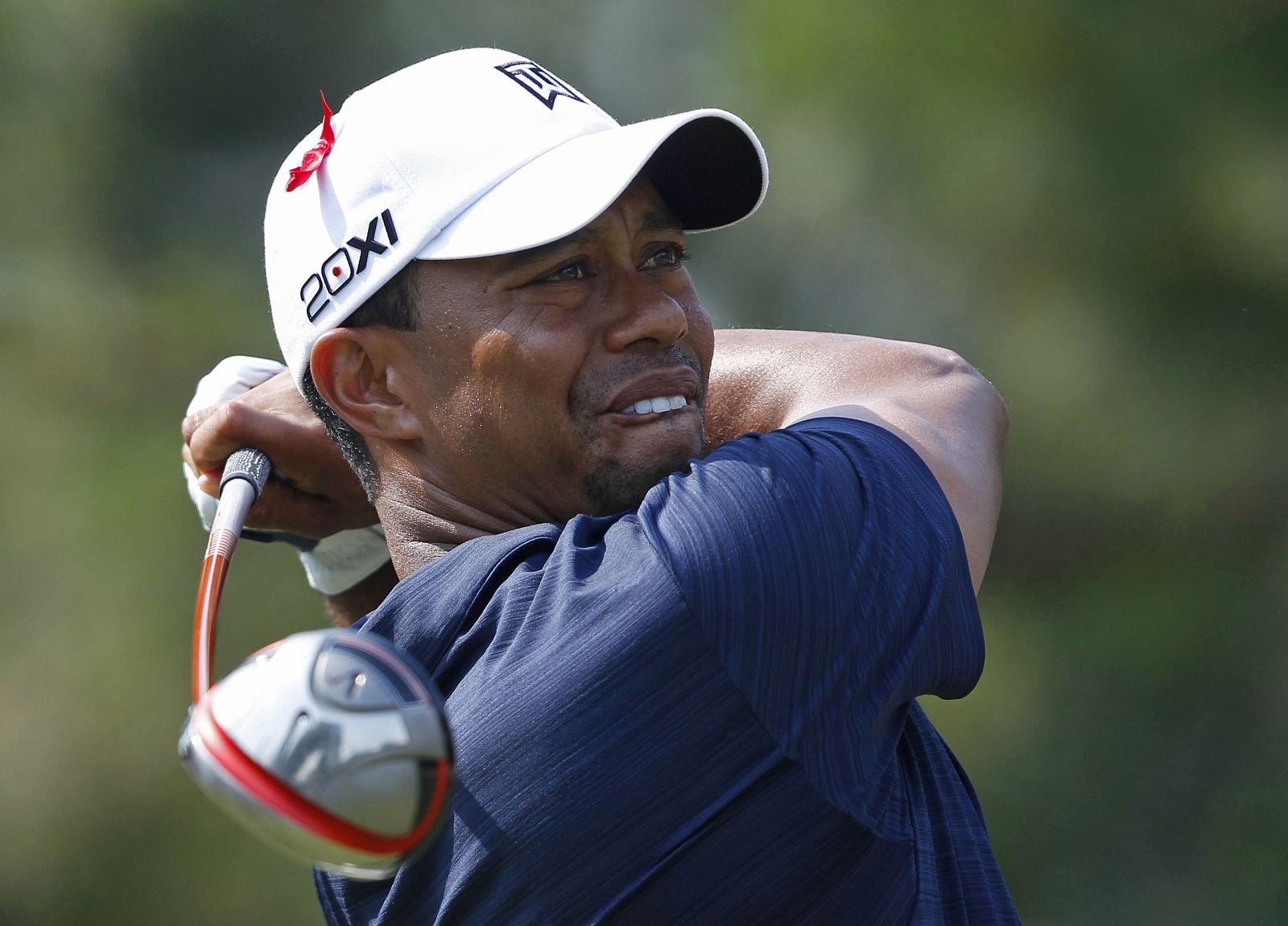 El golfista estadounidense Tiger Woods golpeando la bola en una imagen de archivo.