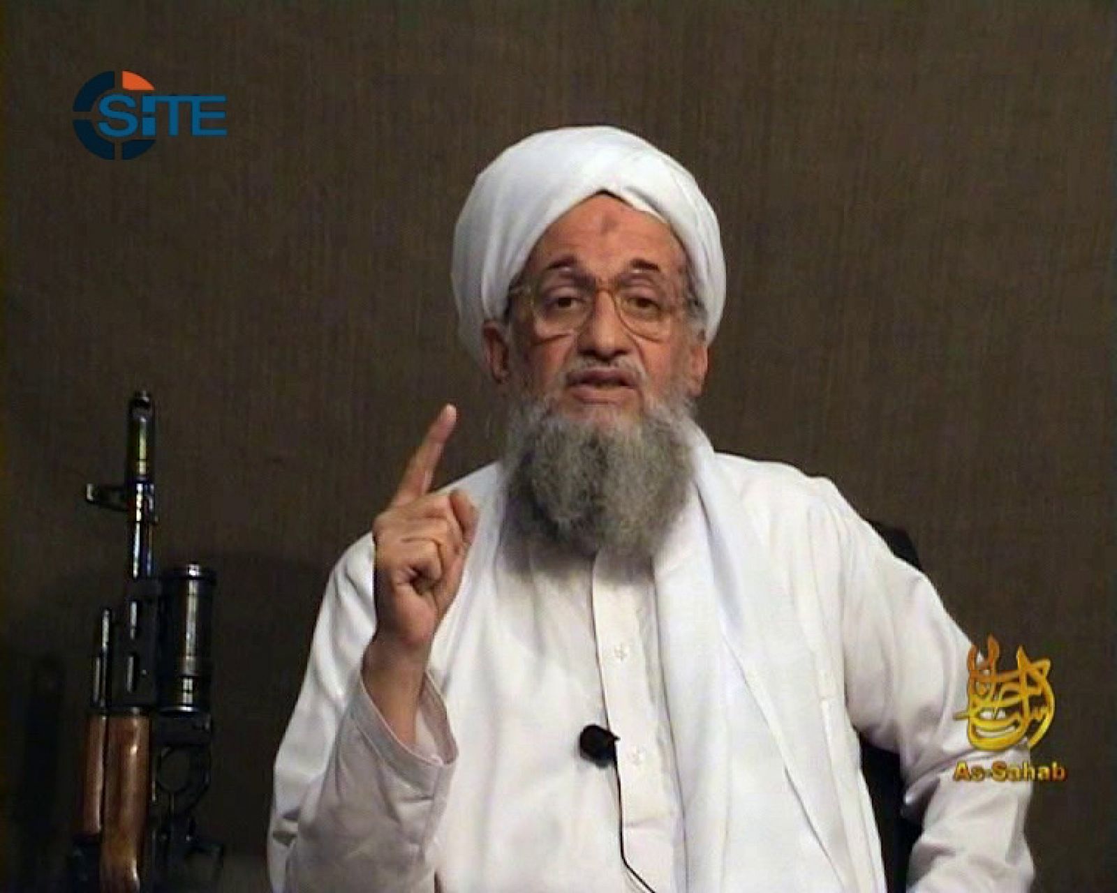 Imagen del vídeo de las primeras declaraciones de Al Zawahiri tras la muerte de Bin Laden.