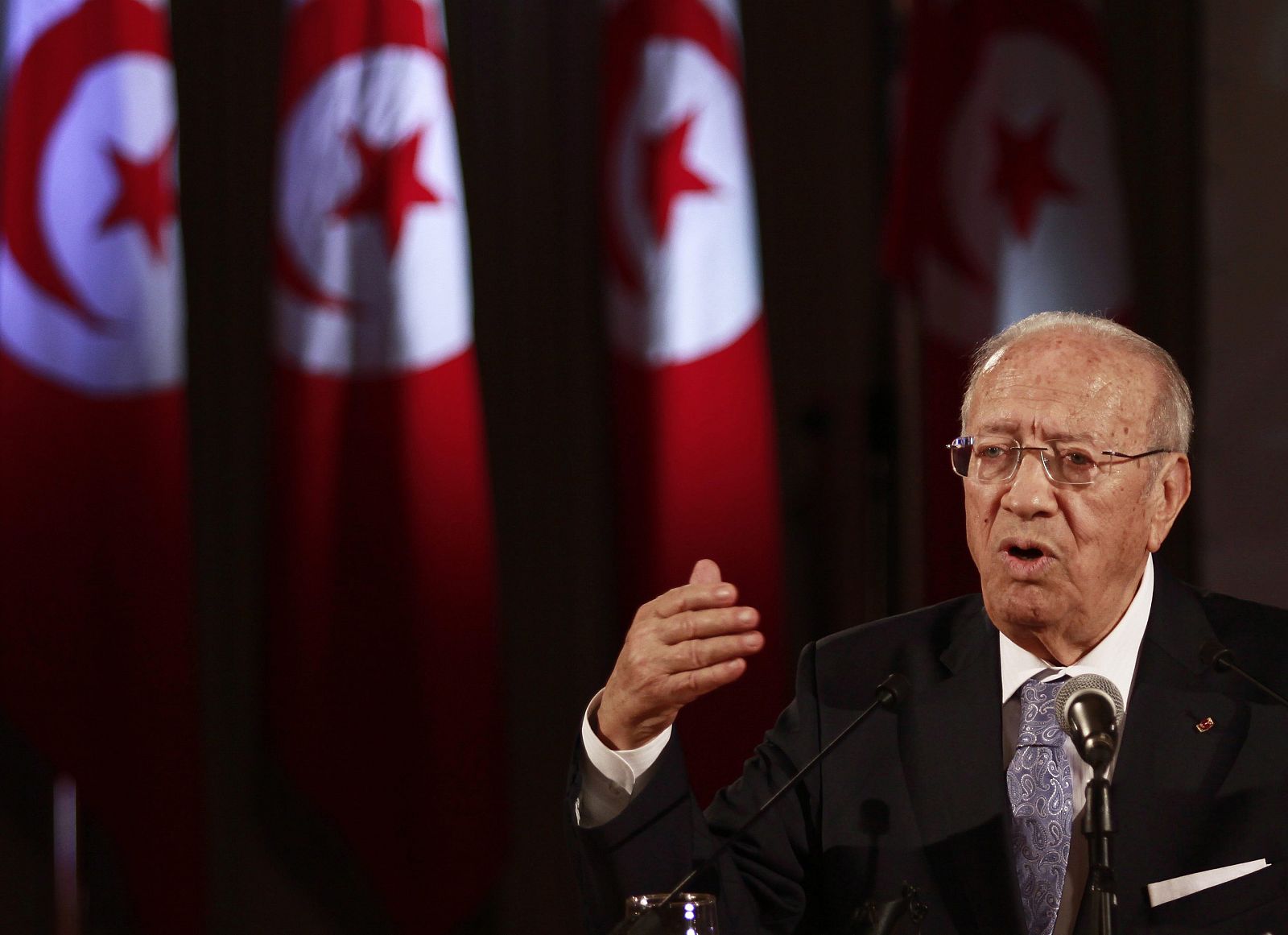 El primer ministro tunecino Beji Caid Essebsi anuncia en rueda de prensa que las elecciones se celebrarán el próximo 23 de octubre.