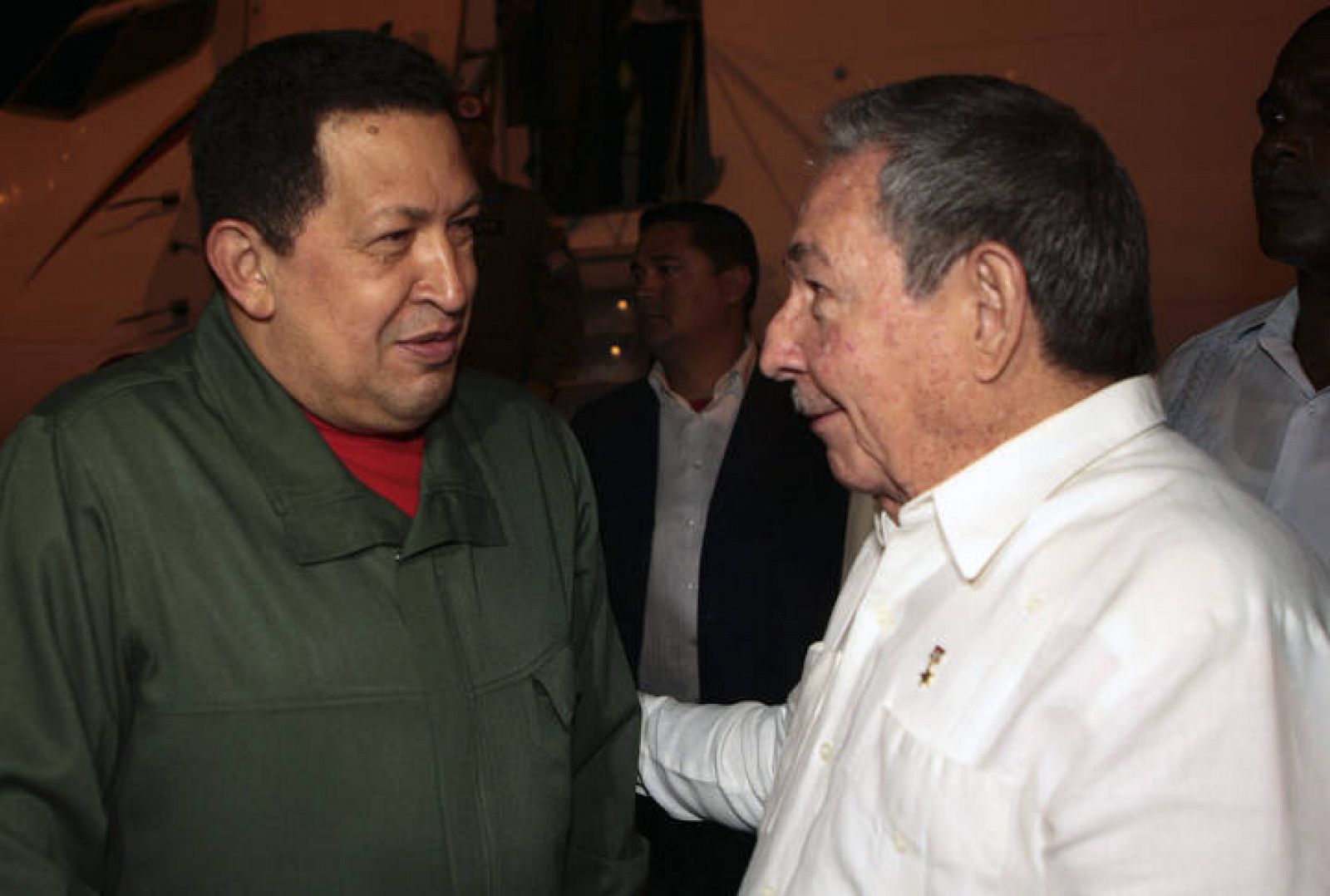 El presidente cubano, Raúl Castro, da la bienvenida a su homólogo venezolano, Hugo Chávez, en La Habana. 