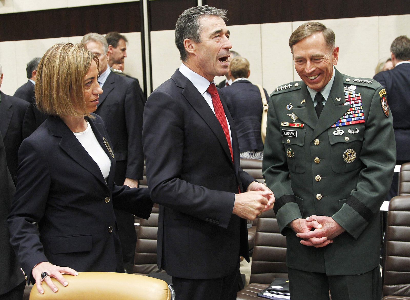 La ministra española de Defensa, Carme Chacón, junto al secretario general de la OTAN Anders FoghRasmussen y el general de EE.UU. David Petraeus en Bruselas