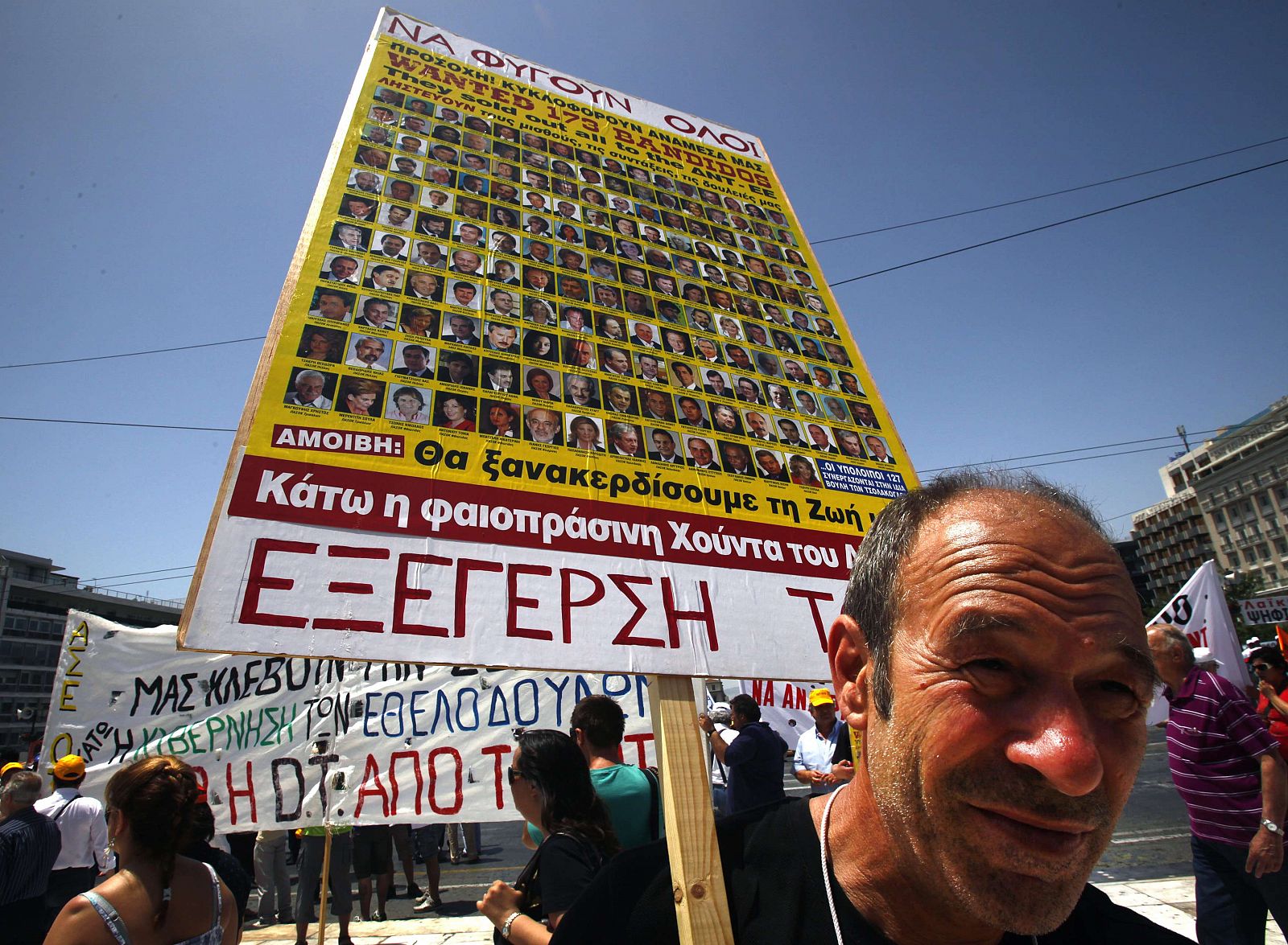 Un empleado de Hellenic Telecom se manifiesta en Atenas