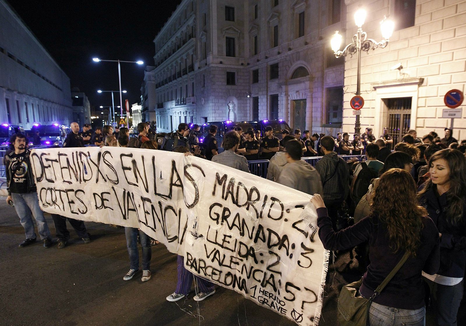 Los "indignados" de Madrid han vuelto a concentrarse en el Congreso de los Diputados en solidaridad con los compañeros de Valencia.