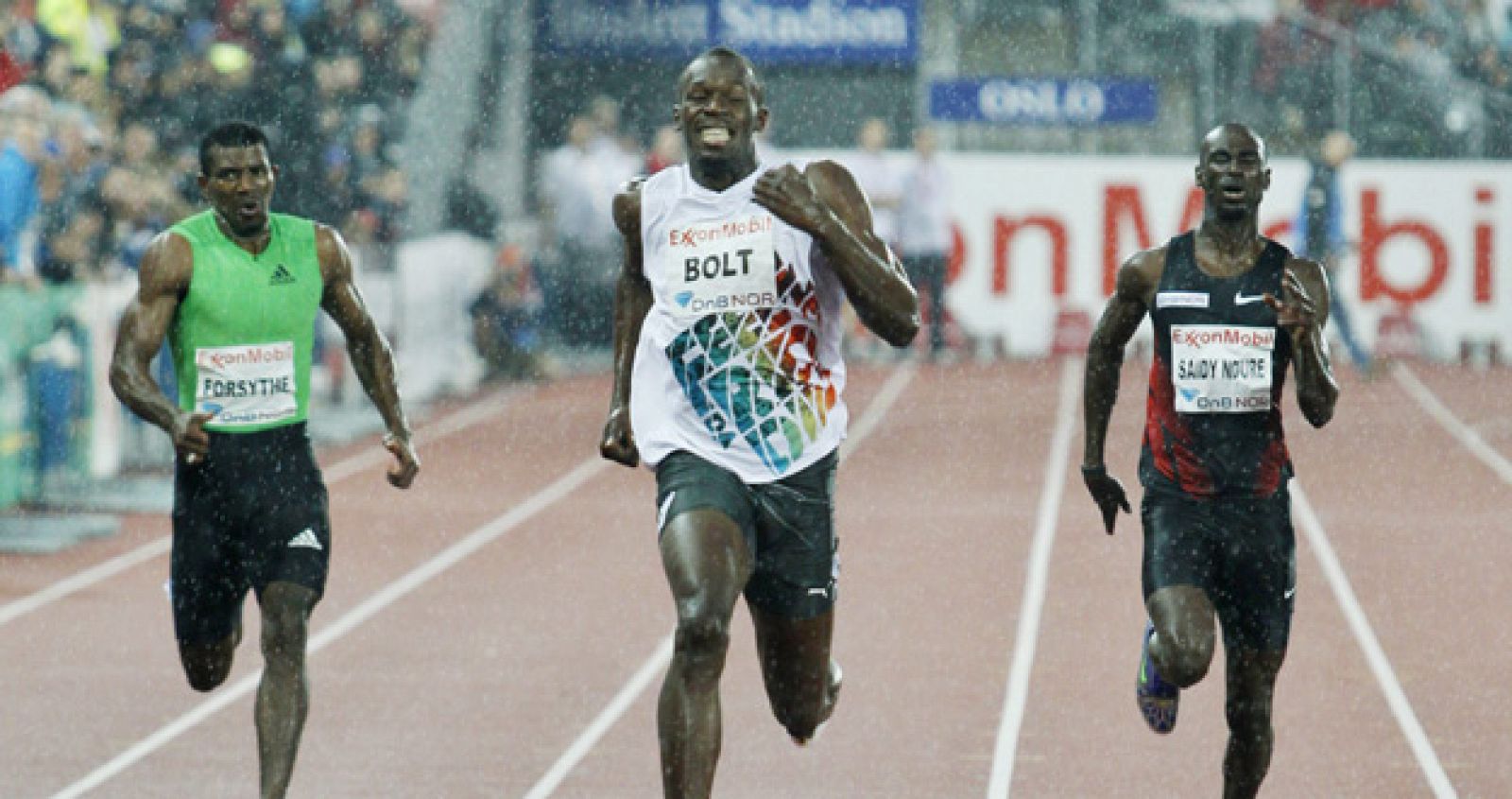 El atleta de Jamaica Usain Bolt celebra su victoria en la prueba de los 200 metros masculinos, durante los Bislett Games, Liga Diamante, en Oslo, Noruega.