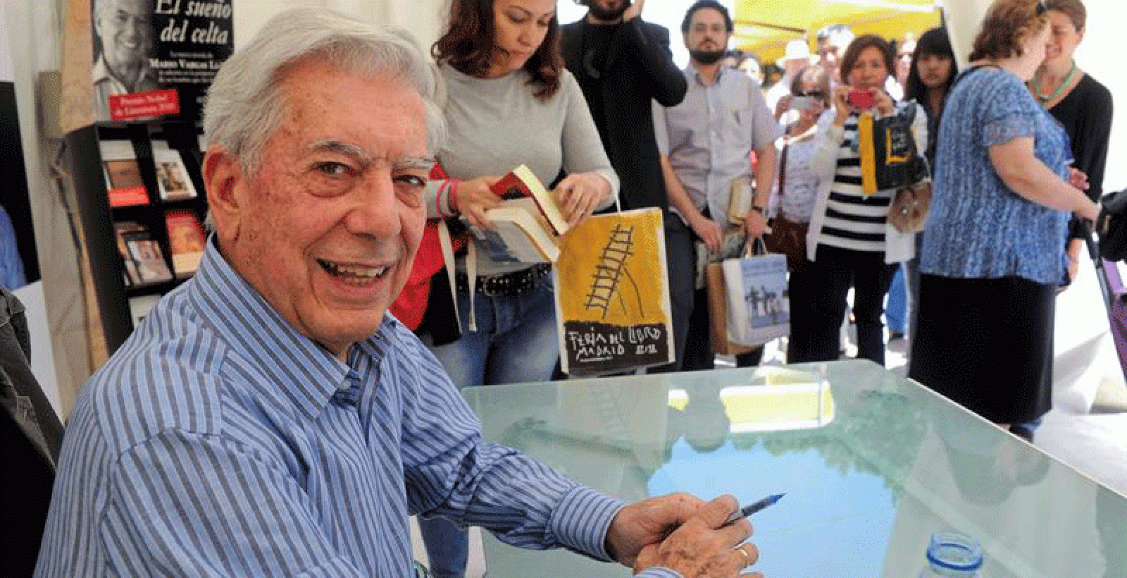 Mario Vargas Llosa firma ejemplares de sus obras en la Feria del libro de Madrid