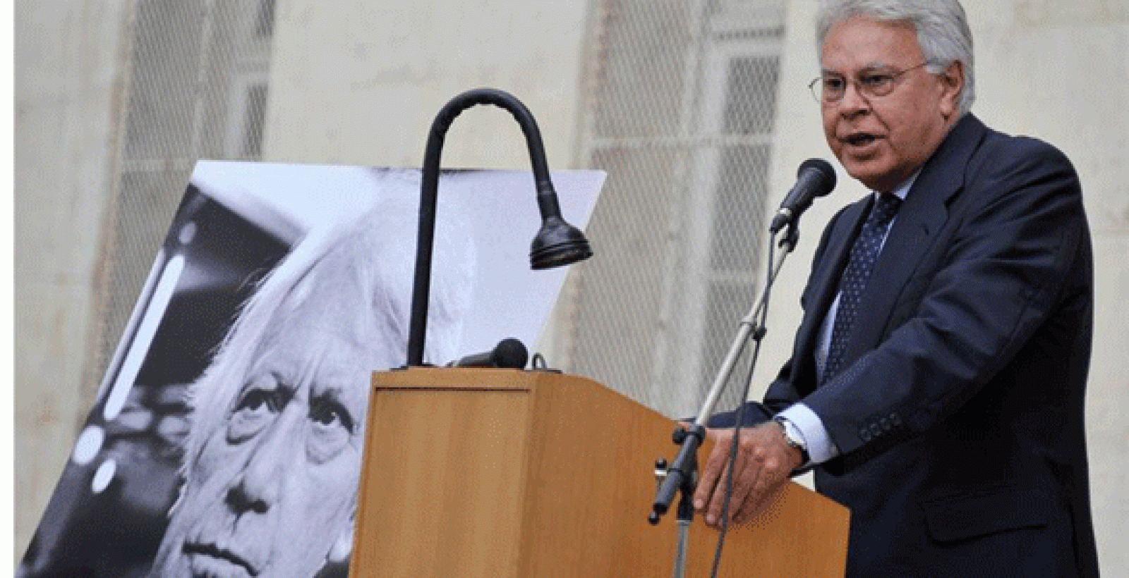 El expresidente Felipe González pronuncia unas palabras durante el homenaje a Jorge Semprún