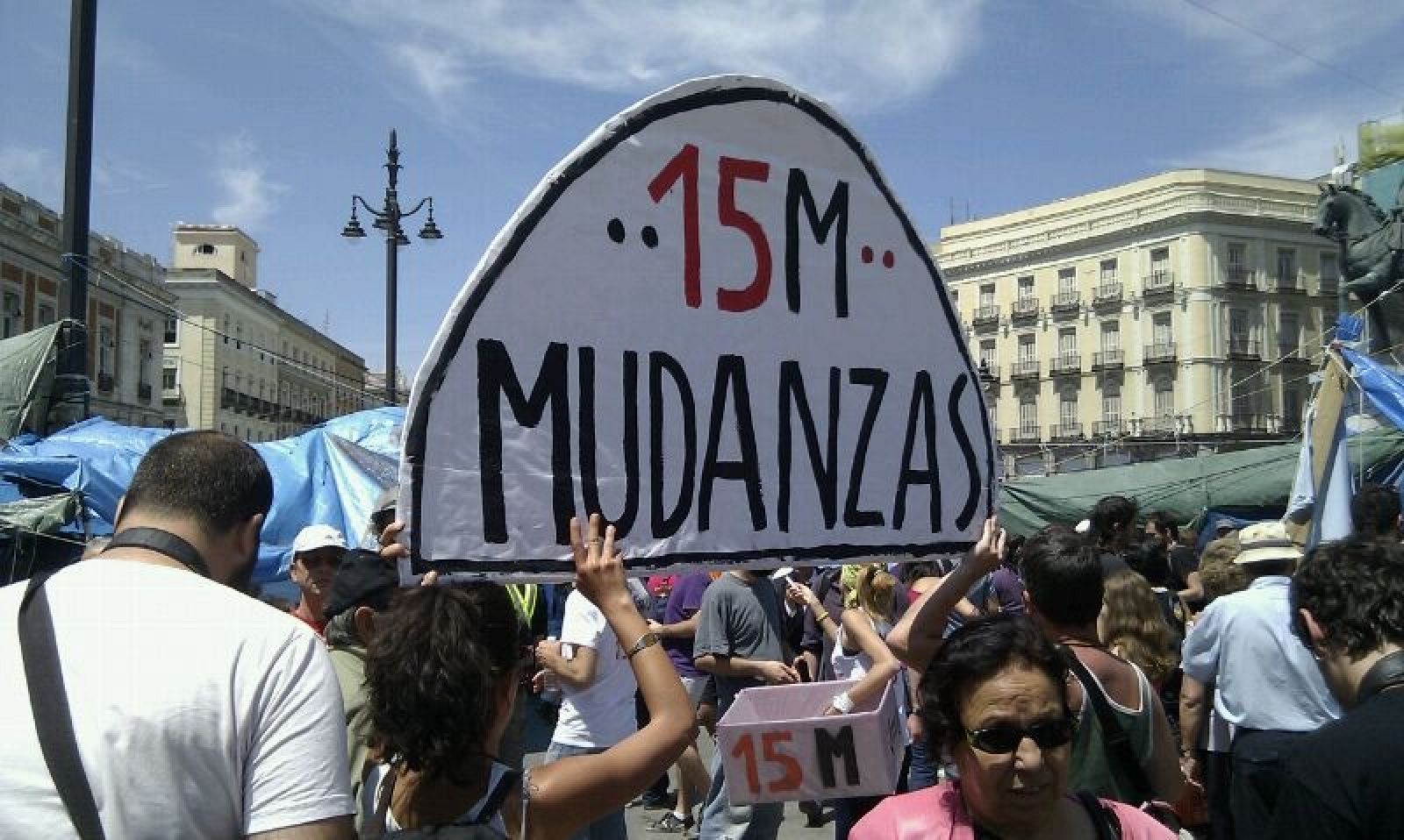 Los acampados en Sol recogen los carteles y toldos de la acampada.