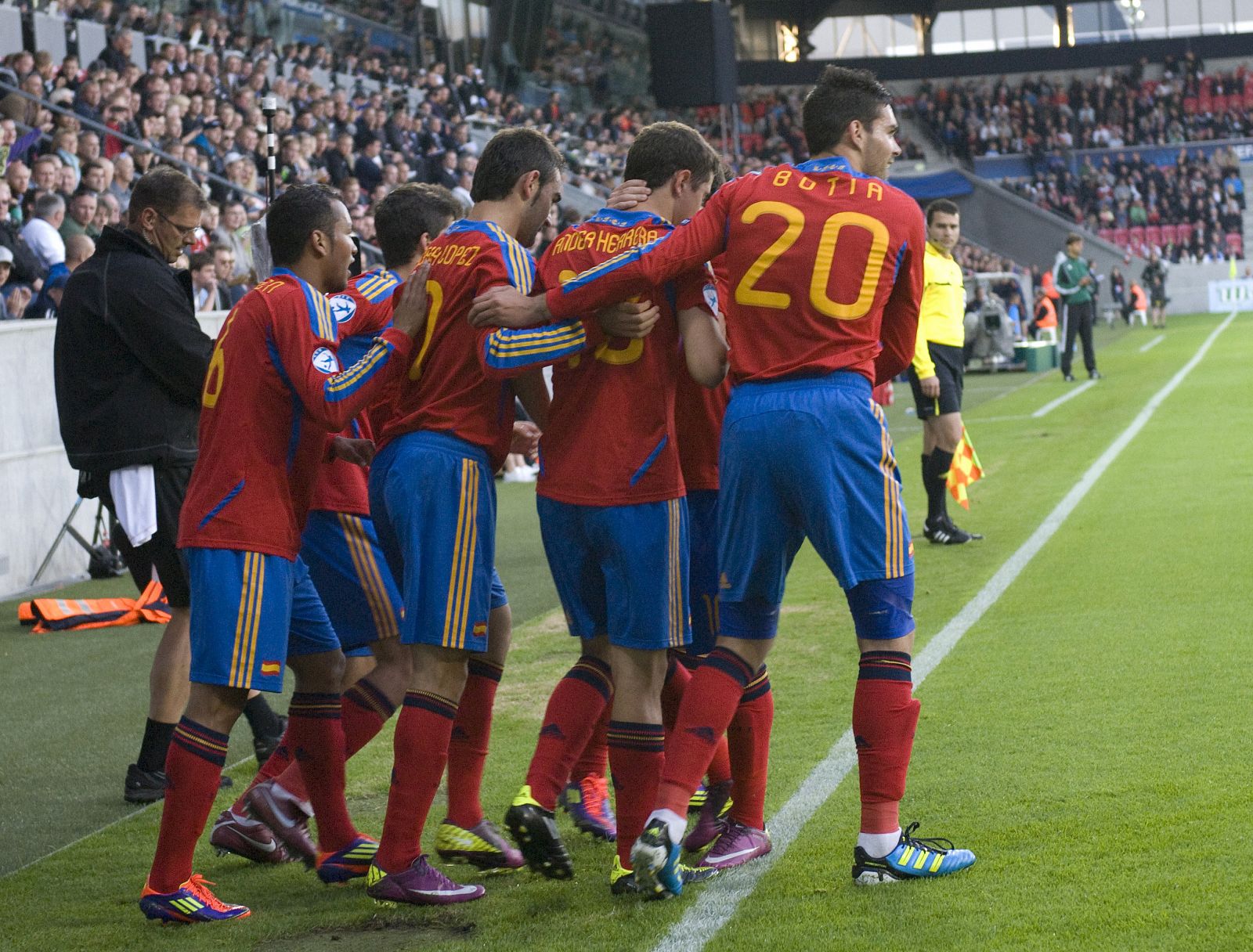 Los jugadores de la selección española sub'21 celebran el gol materializado por el centrocampista Ander Herrera.