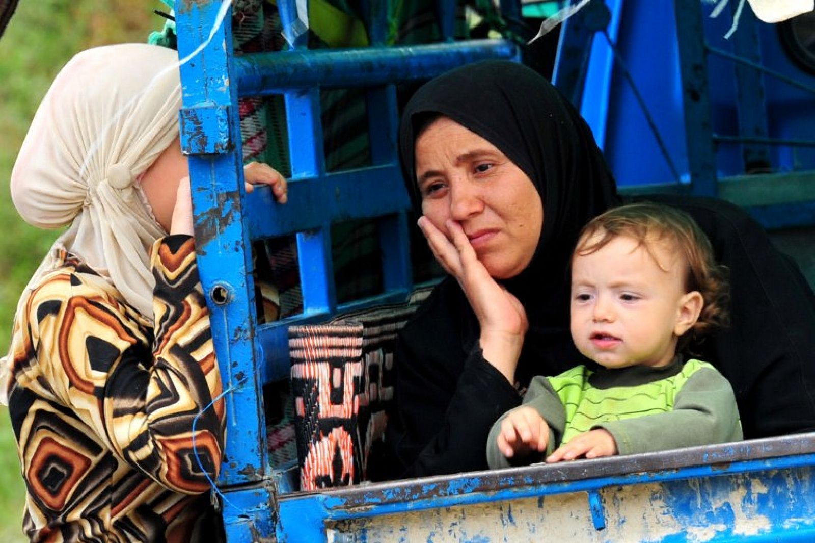 Una mujer siria, al llegar a la frontera turca.