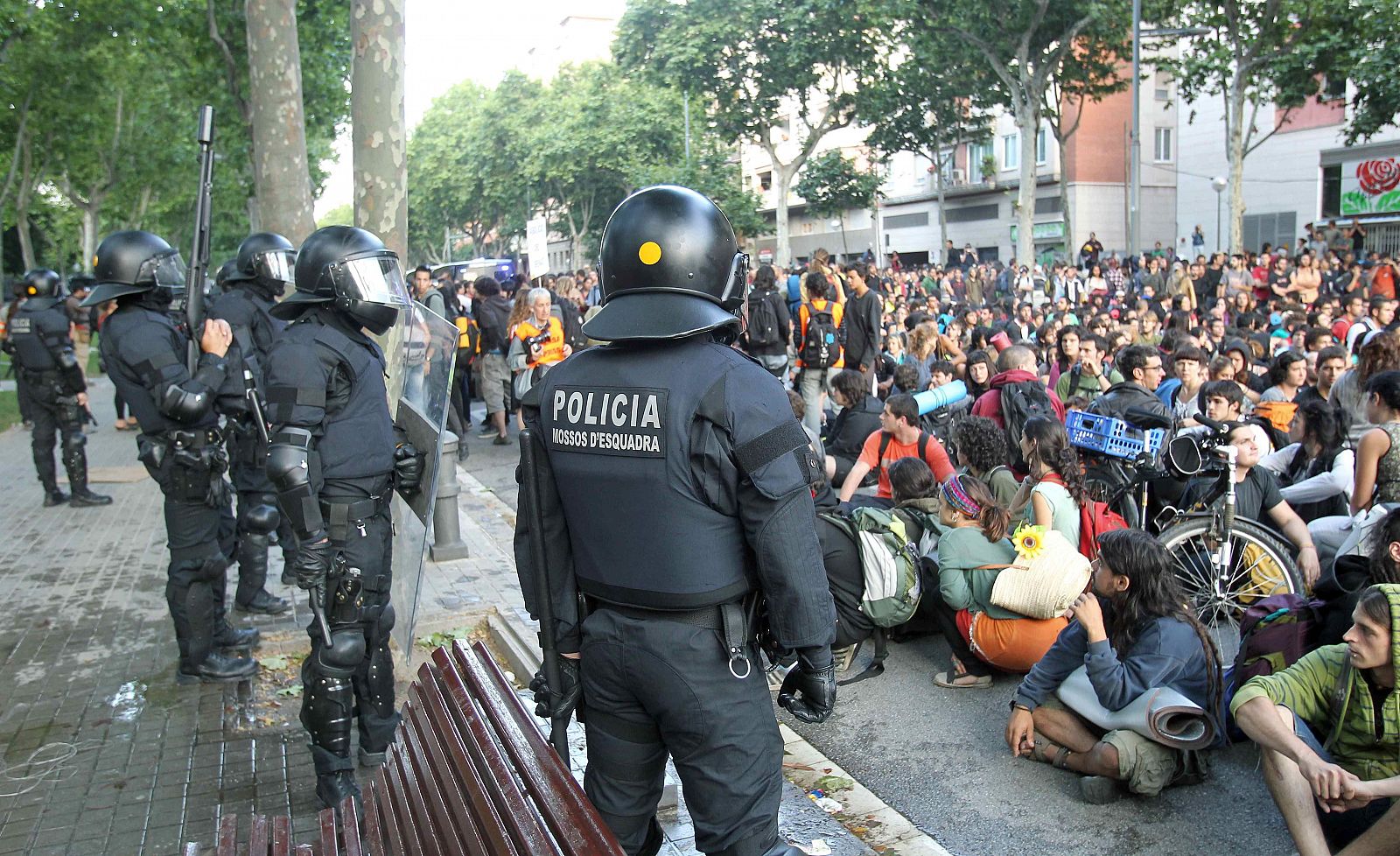 Cientos de "indignados" hacen una sentada frente al cordón policial