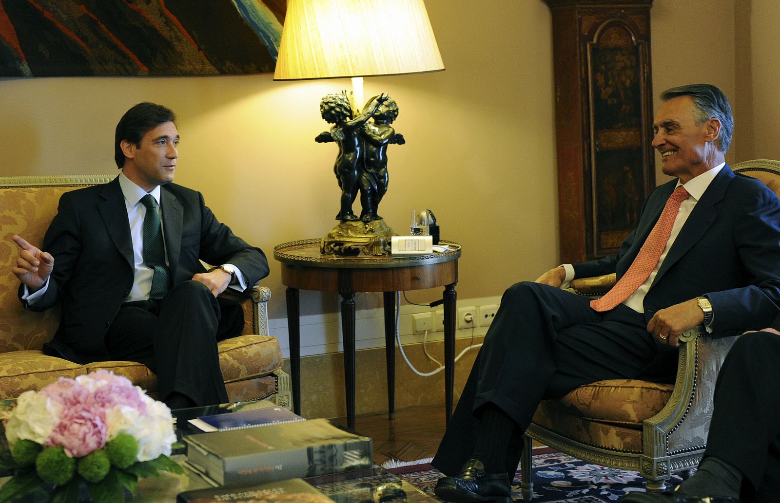 El líder del Partido Socialdemócrata, Pedro Passos Coelho, conversa con el presidente portugués Cavaco Silva durante una reunión en el palacio de Belem, en Lisboa.