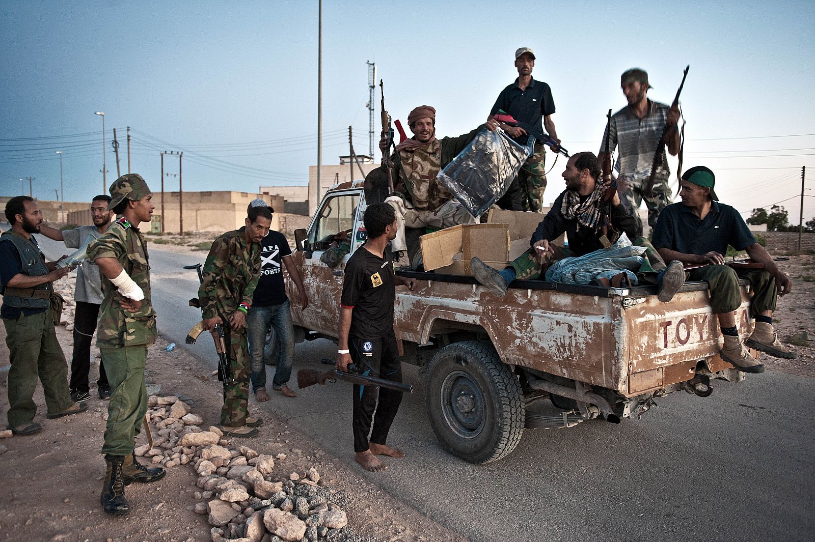 Rebeldes libios consiguen el control de la ciudad de Ryayna tras violentos combates con las fuerzas leales a Gadafi.
