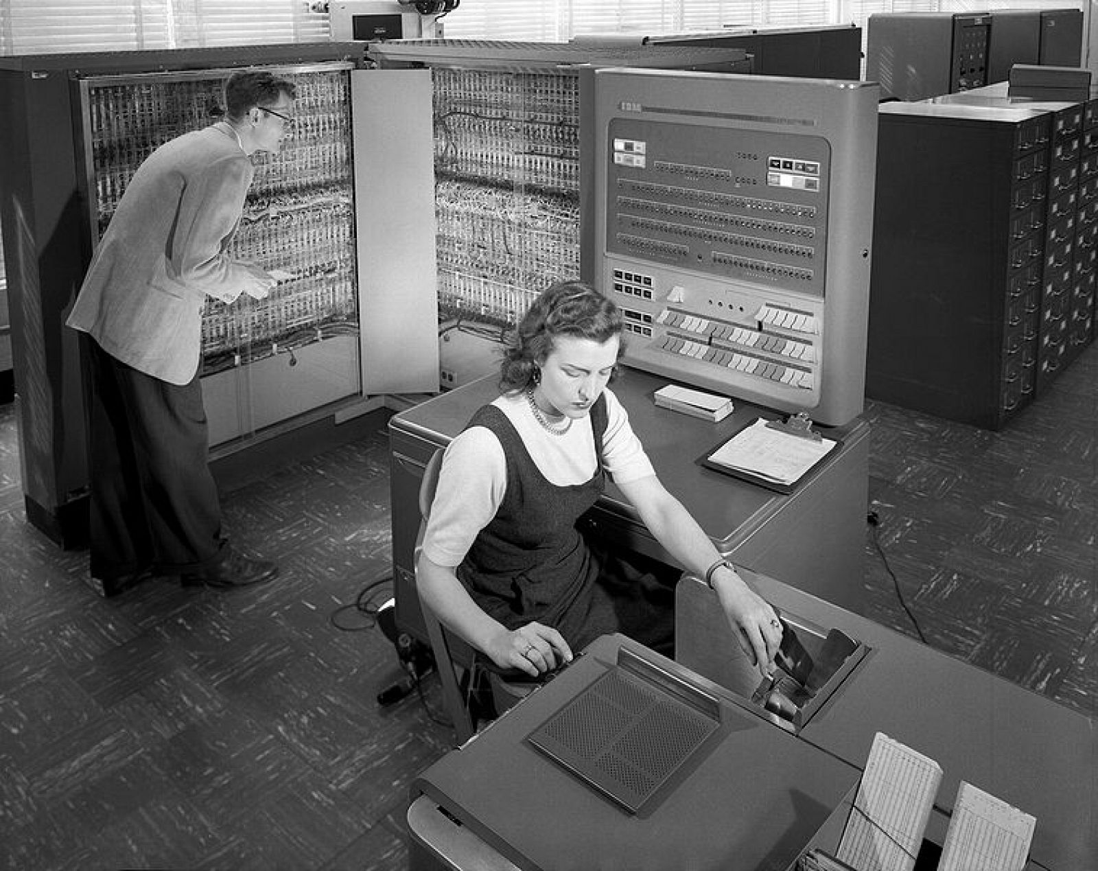 Vista parcial de un IBM 704, el primer ordenador de negocios de la empresa