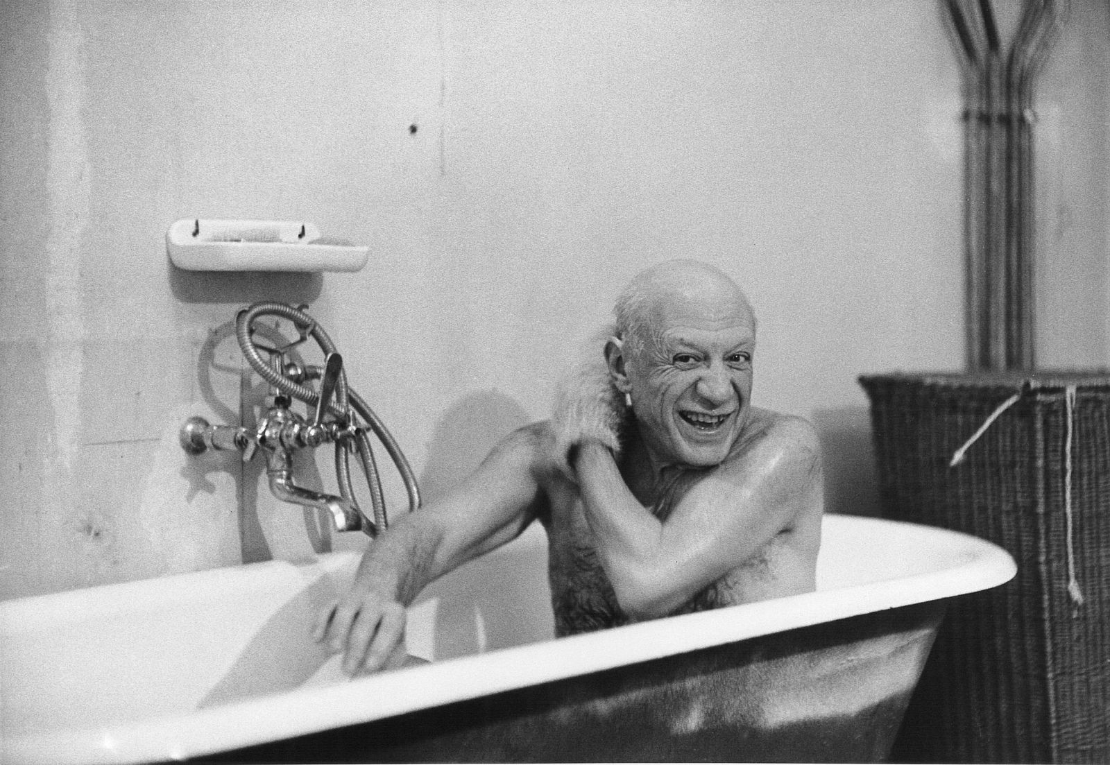 La imagen del primer encuentro de David Douglas Duncan con Picasso, 'Pablo Picasso en la bañera', tomada el 8 febrero 1956, que puede verse en la exposición del MPM.