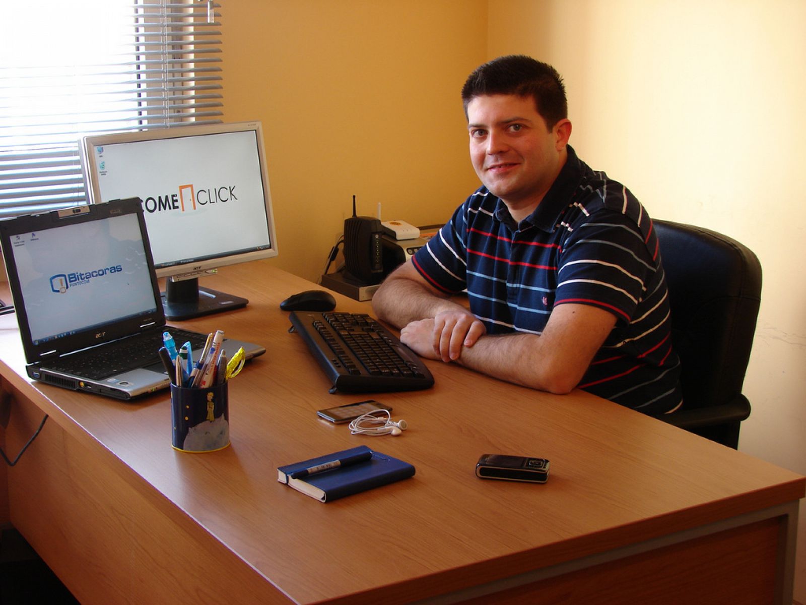 La oficina en casa de Raúl Ordónez, uno de los responsables de la web Bitácoras.com