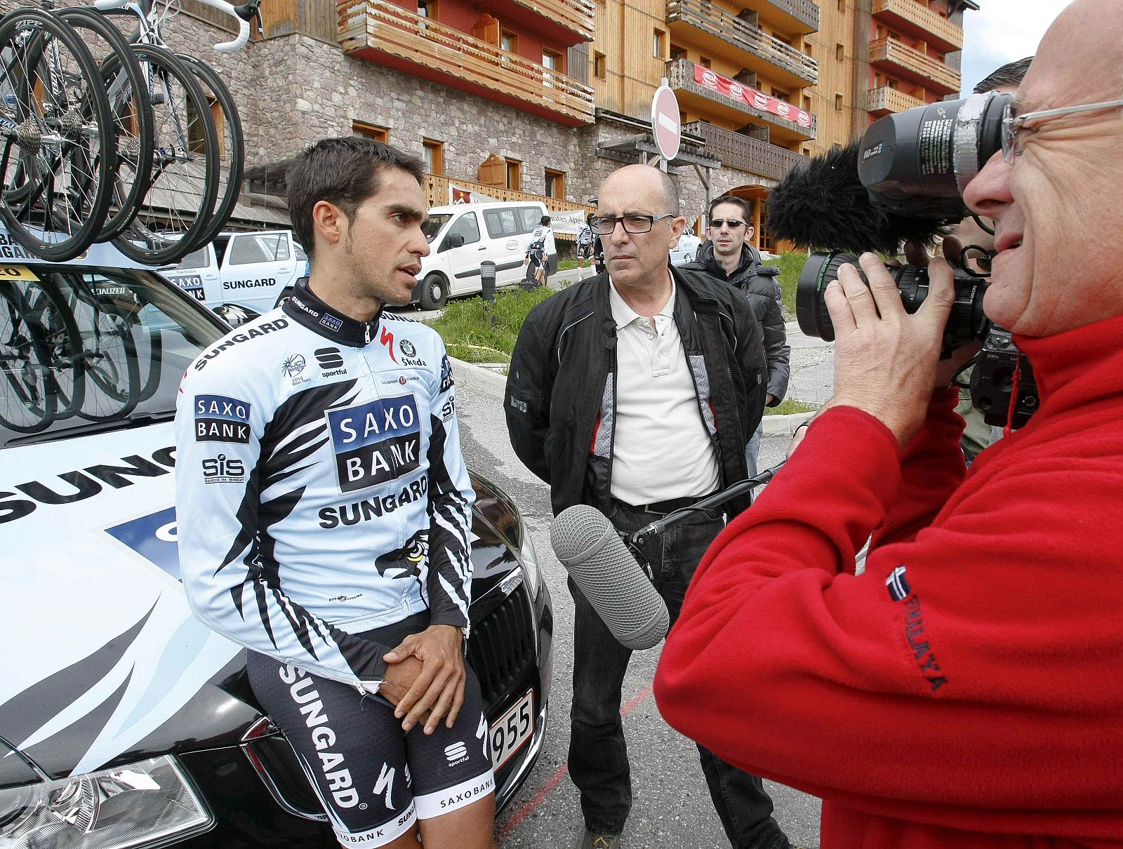 Alberto Contador habla con los medios durante su preparación para el Tour en los Alpes franceses.