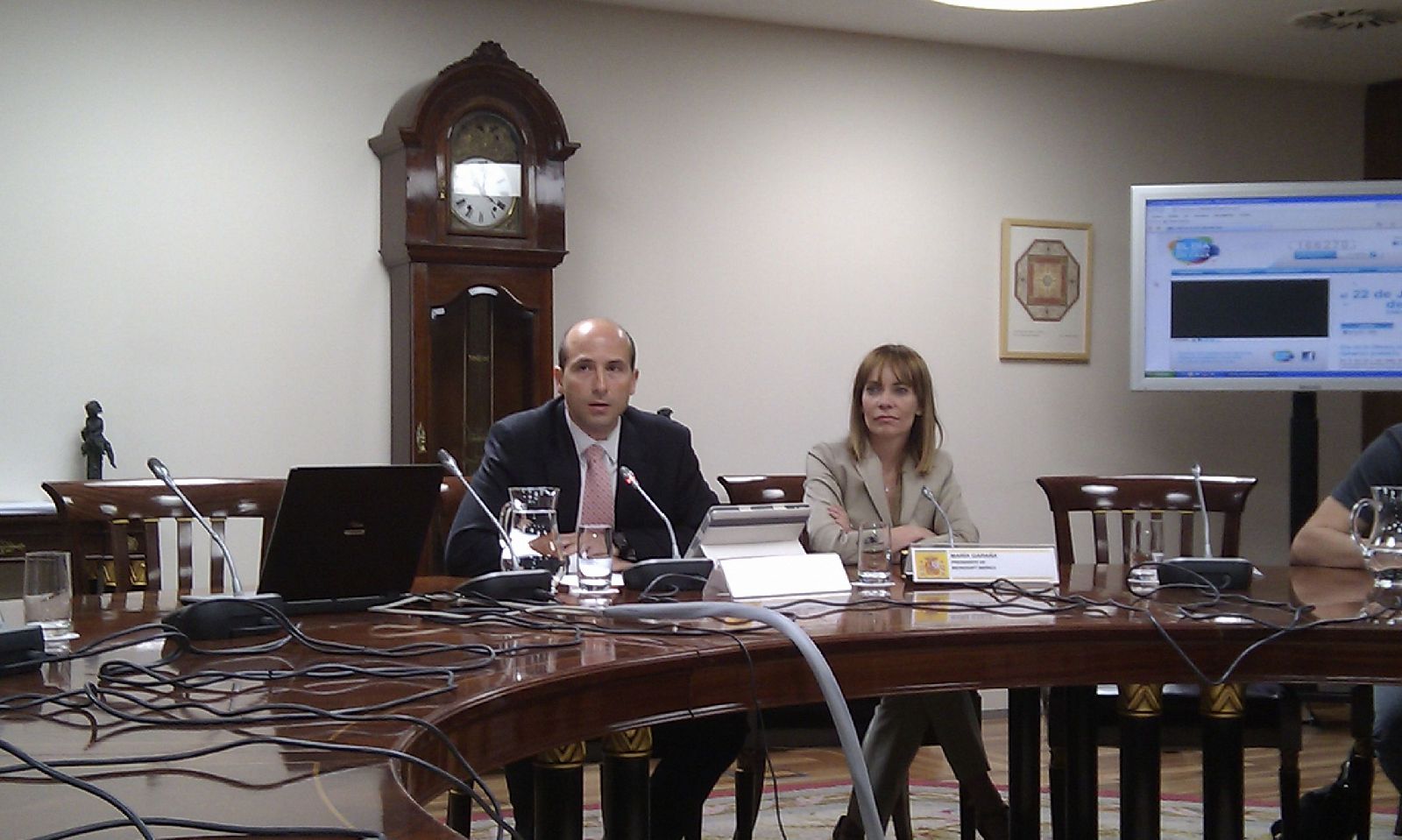 Juan Junquera, secretario de Estado de Telecomunicaciones y María Garaña, presidenta de Microsoft España, durante la presentación de la iniciativa de 'El día de la oficina en casa'