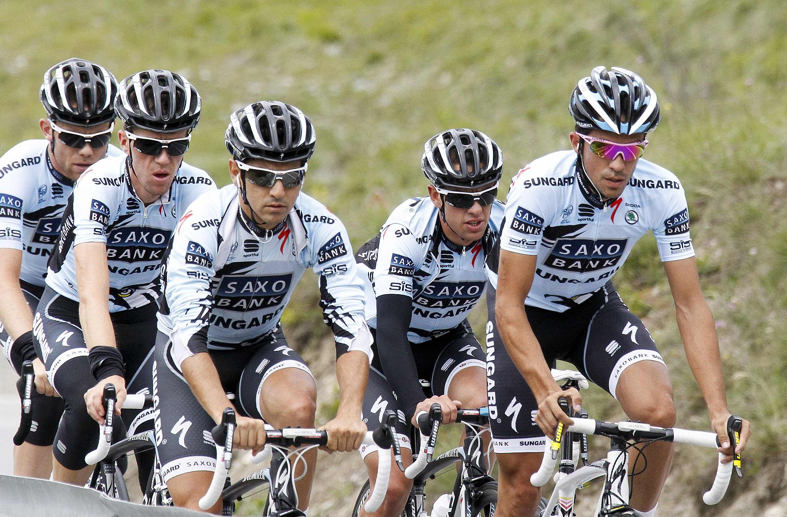 Alberto Contador comanda al equipo Saxo Bank en un entrenamiento de cara al próximo Tour de Francia 2011.